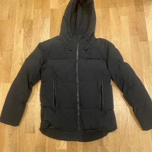 Zara jacka  - En vinterjacka från zara som är använd 1 vinter(förra vintern) inga fel på jackan, storlek s och sitter bra på mig som är 178 och väger runt 68 kg. Jag använder den inte för jag har köpt en annan, Nypris runt 800-1000.