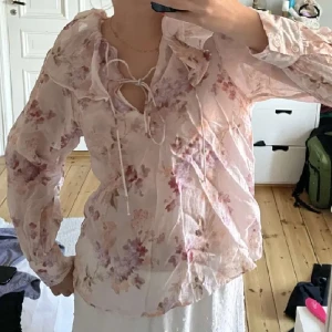 Blus  - Säljer denna blus från H&M som är i super bra skick. Skriv för mer information🩷bara att lägga bud🩷