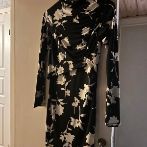 Klänning  - Inköpt på Gina Trico. Storlek XS. 