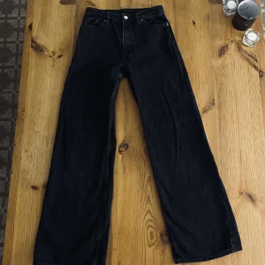 Mid waist straight jeans - Hej! Säljer mina svarta jeans som är en straight modell med mid waist. Säljer för de har blivit för små för mig. De är välomhändertagna och använda ett fåtal gånger. Inga skador såsom hål eller liknanden. Pris kan absolut diskuteras vid en snabb affär.🤍