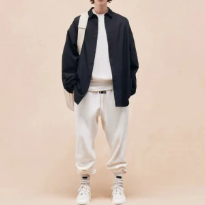 ESSENTIALS BYXOR - Säljer mina Essentials Mjukisar i Cloud White, säljer pga förstora.  Storlek M. Använda 1-2 gånger. Köptes för 1300kr