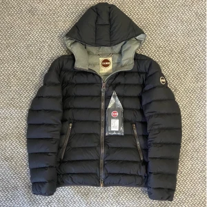 Colmar jacka - Mörkblå dunjacka från Colmar. Storlek 48, sitter som en S/M. Använd men i mycket fint skick. Inga hål men en lite slitning vid insidan av dragkedjan. Tags och jackan ingår. Hör gärna av dig vid frågor eller fler bilder😉👊🏽