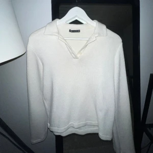 Zara tröja  - superfin stickad tröja me knappar från zara, köpt för 400 säljer för 200, väldigt bra skick ❤️