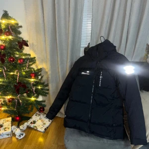 Snygg sail jacka 🧥😍 - Sitter otroligt fint och håller värmen otroligt bra att ha nu i den kalla vinterkylan 🎄❄️✨ Dam modell den sitter figurnära 😍anvönd 2 gng ny pros 3799kr