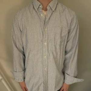 Randig GAP skjorta  - Helt oanvänd GAP skjorta  Storlek M men passar även L Säljer för 100 Skriv för funderingar