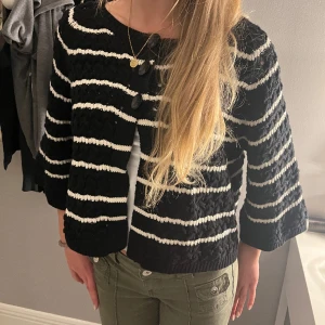 Trekvartsärmad stickad kofta🖤🤍 - Så fin stickad trekvartsärmad kofta i toppenskick! 