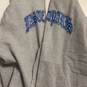 Wasted Paris  - Storlek M   Jag har köpt från Zalando för 1135 kr. Början av 2023 så köpte jag den. Säljer den pga passar inte min kläd stil. Den är i bra skick. 