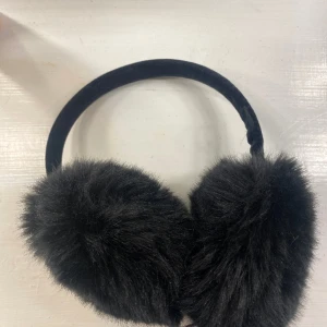 Öronmuffaf  - Säljer ett par super fina öronmuffar från bikbok som tyvärr inte kommer till användning❤️ 