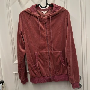 Huvtröja - Huvtröja i storlek M 40/42. Tror den är köpt på Gekås, Ullared. 