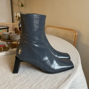 Coola stövletter asos 37 - Ett par stövletter från asos som är enbart provade o använda hemma. Storlek 37