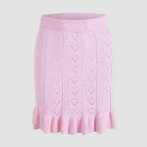 Kjol i hjärtmönster i form av ”hål”. Superhärlig rosa färg & bra material,  tjockare tyg stickad, bra i vinter till tex thights men ger ändå lite space & inte för varm pga hålen. prislappen kvar<3 superfin men säljer pga aldrig använder & behöver pengarna