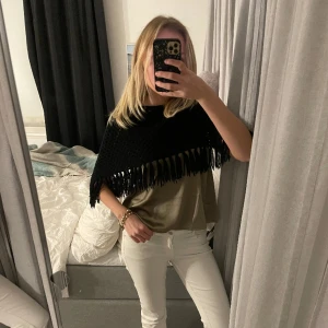 Poncho - Hur fin stickad poncho? Perfekt nu till hösten! Köparen står för frakten!💕 Säljer liknande boleros osv på min sida!😊