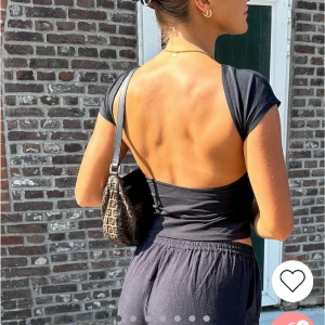 Svart tröja öppen rygg  - Säljer denna populära tröja från Nelly, då jag inte använder den. Endast testad! Storlek XS. Köptes för 199 😇skriv för fler bilder!