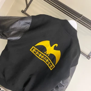 Maskinen CREW jacka  - Säljer min nästintill oanvända MASKINEN jacka! Om jag inte minns helt galet så såldes dom i begränsat antal!   