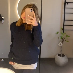 Stickad - En mörkblå stickad från vero Moda i mycket fint skick 