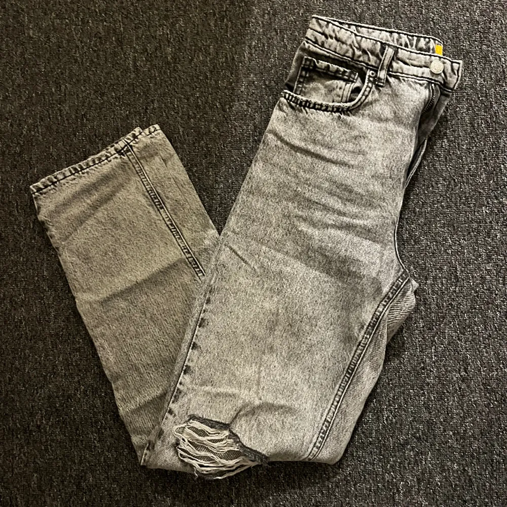 Säljer mina jeans från Gina Tricot Young så dom är lite stora💕pris kan diskuteras  Köperan står för frakt . Jeans & Byxor.