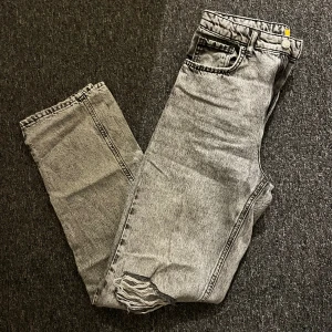 Jeans Gina Tricot  - Säljer mina jeans från Gina Tricot Young så dom är lite stora💕pris kan diskuteras  Köperan står för frakt 