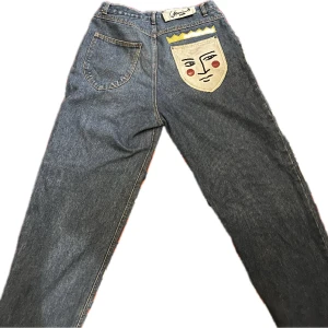 Baggy jeans med cool ficka  - säljer dessa baggy som jag köpte på humana second hand, det är lite skador vid båda knäna. fråga gärna om fler bilder, måtten och kom gärna med prisförslag 🙏🙏🙏