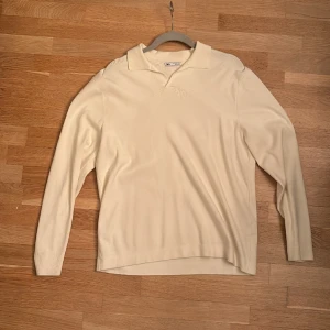 Långärmad Pike - Långärmad pike från zara i en härlig krämvit färg. Tröjan är i storlek medium. Har vuxit ur den och säljer därför den. Nypris ca 450 kr mitt pris 159 kr.