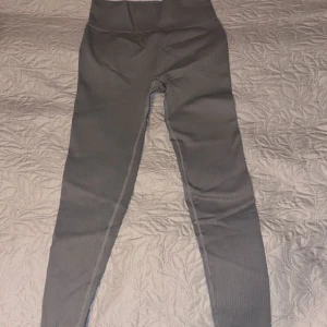 Träningsbyxor  - Ett par gråa ribbade träningsbyxor från lager i strl M. Aldrig använda😊