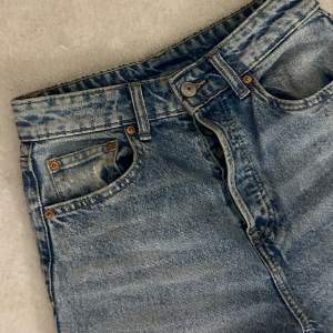 Högmidjade jeans från H&M🩷Använt ganska flitigt men inga defekter! För små i midjan för mig och inte min typ av byxor☺️