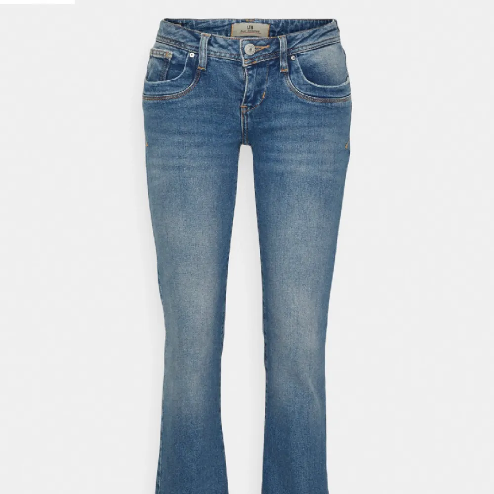 Superfina blå bootcut jeans med låg midja, från ltb. Modell ”valerie”. Köpt för över ett år sedan. Använt mycket, men i väldigt gott skick. Säljer då de är för korta för mig. Nypris: 799kr. Jeans & Byxor.