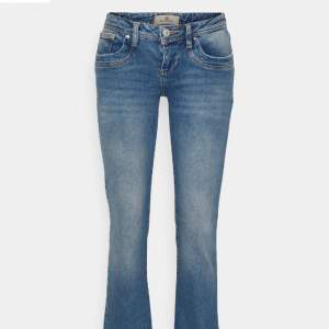 Superfina blå bootcut jeans med låg midja, från ltb. Modell ”valerie”. Köpt för över ett år sedan. Använt mycket, men i väldigt gott skick. Säljer då de är för korta för mig. Nypris: 799kr