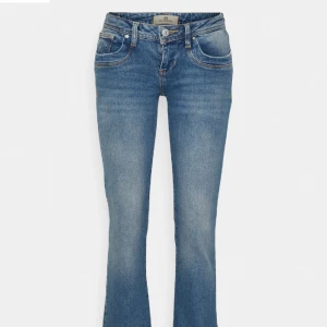 Low Waist Bootcut jeans från Ltb - Superfina blå bootcut jeans med låg midja, från ltb. Modell ”valerie”. Köpt för över ett år sedan. Använt mycket, men i väldigt gott skick. Säljer då de är för korta för mig. Nypris: 799kr