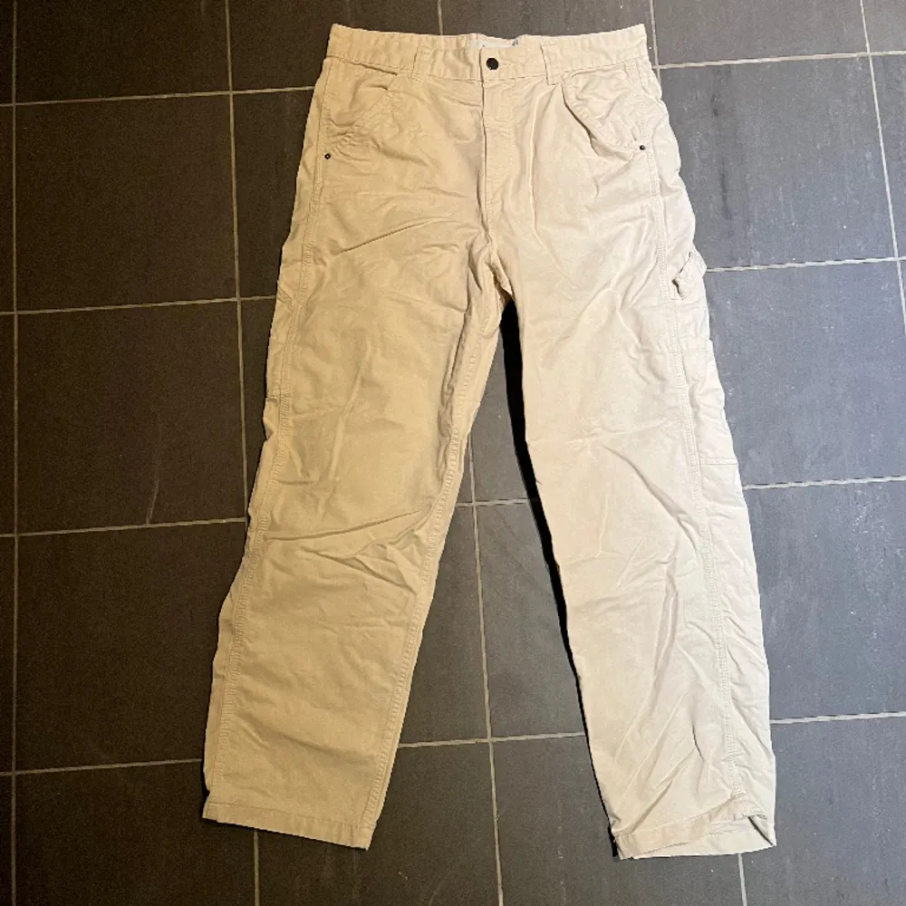 Single Knee Pants från Bershka. Storleken är 32/32 och färgen är vit. . Jeans & Byxor.