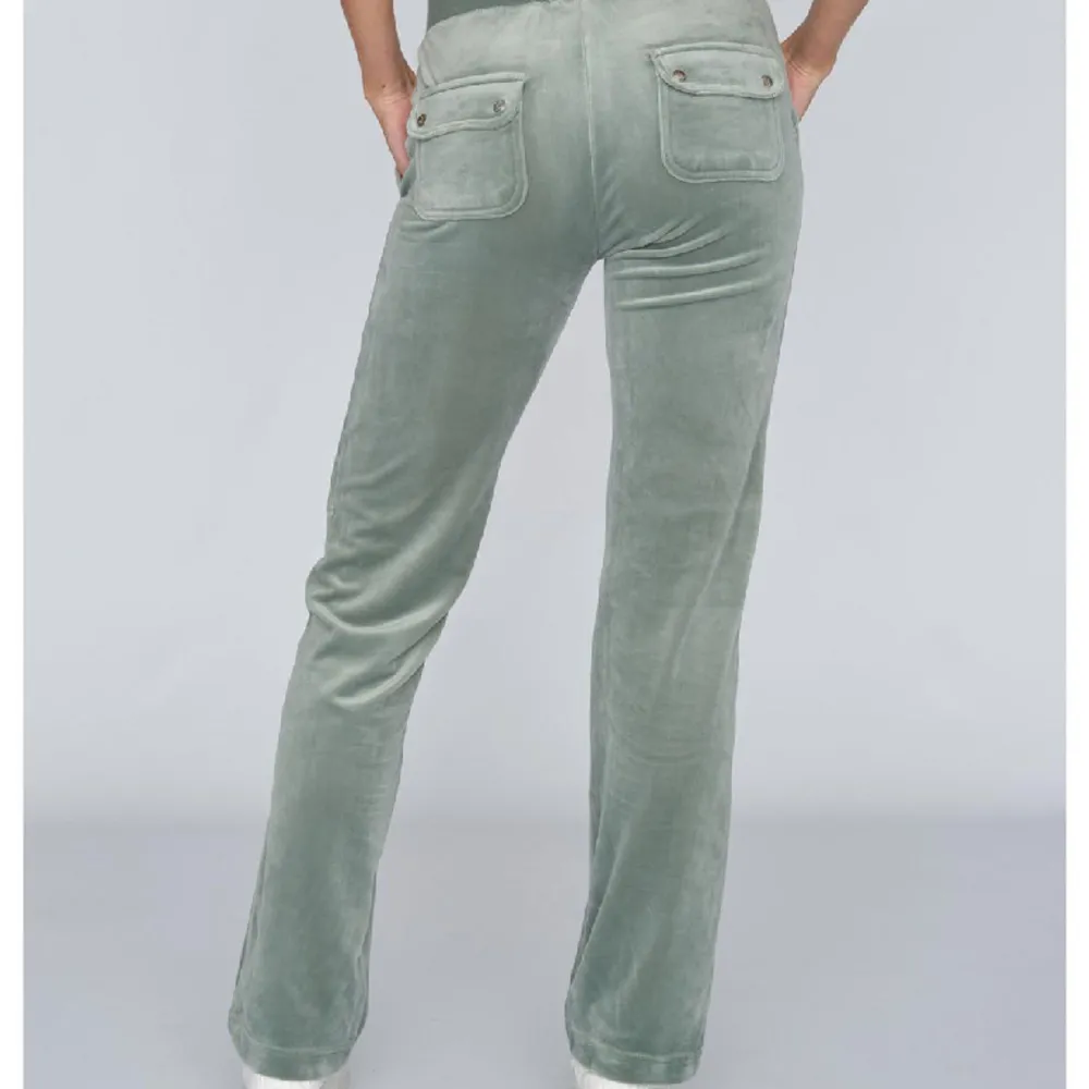 Gröna Juicy byxor, använda några få gånger. Säljer för att dom är för korta för mig. Inga täcken på använding.  Hör av dig vid intresse!💛. Jeans & Byxor.