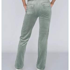Gröna Juicy byxor, använda några få gånger. Säljer för att dom är för korta för mig. Inga täcken på använding.  Hör av dig vid intresse!💛