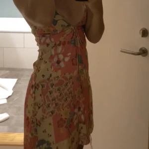 Miniklänning  - Söt sommarklänning som är super skön, använt endast en gång.