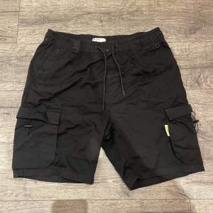 Bershka cargo shorts i storlek XL säljes! Inte så använda, cond 8,5/10. Det är bara att skriva vid frågor!