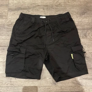 Bershka cargo shorts - Bershka cargo shorts i storlek XL säljes! Inte så använda, cond 8,5/10. Det är bara att skriva vid frågor!