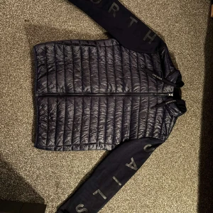 North sales cardigan jacka  - Väldigt bra skick nästan inte använd.