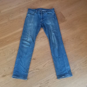 Levi's 501's - Har ägt byxorna i ett år ungefär men har mest fått spendera sin tid i garderoben senaste halvåret. Finns lite lätt slitage men inget trasigt. 