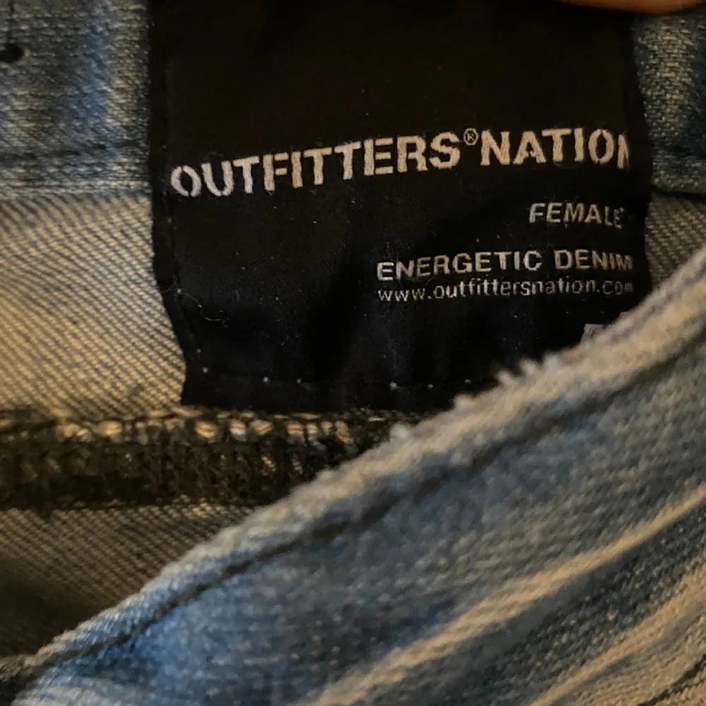 Fina lowrise bootcut jeans från outfitters nation, köpta i en butik i danmark. Bra skick som ni ser på bilderna, men väl använda. . Jeans & Byxor.