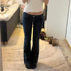 Mörkblåa jeans från miss sixty💕 jag hittar ingen storlek så jag rekommenderar att titta på måtten! midjemått: 73cm Innerbenslängd:77cm 