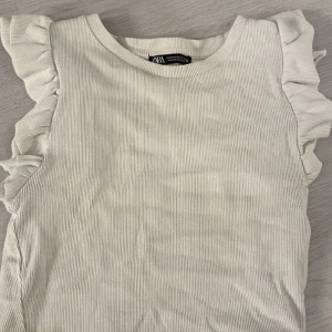 Zara t-shirt  - Oanvänd t-shirt från Zara🫶🏼 nyskick 