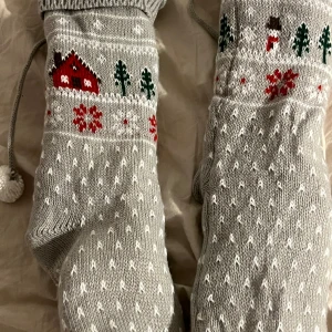 Mysstrumpor julmotiv  - Mysstrumpor julmotiv inkluderat fleece ( inuti) från Cubus. För mig är de små i storleken och har därför ingen användning av dem. Använd en gång!   Nypris: 149kr 