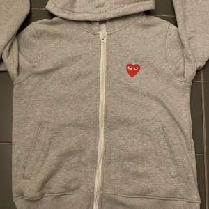 En riktig snygg och fräcsh zip hoodie ifrån Comme Des Garçons🙌🏽 skick 8/10, vill bli av med den så fort som möjligt så skriv privat för frågor🤩