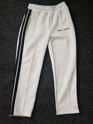 Palm angels byxor  - Hej. Jag säljer min Palm angels byxor eftersom den va lite för stor tyckte jag. Den är köpt i England 