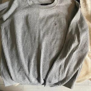 Gant tröja  - Säljer denna fina gant tröja då den är för liten på mig. Den är väldigt fin till julen och det är en väldigt neutral grå färg. Passar jättefint med en skjorta under och den är helt super. Passsr killar i storleken 156