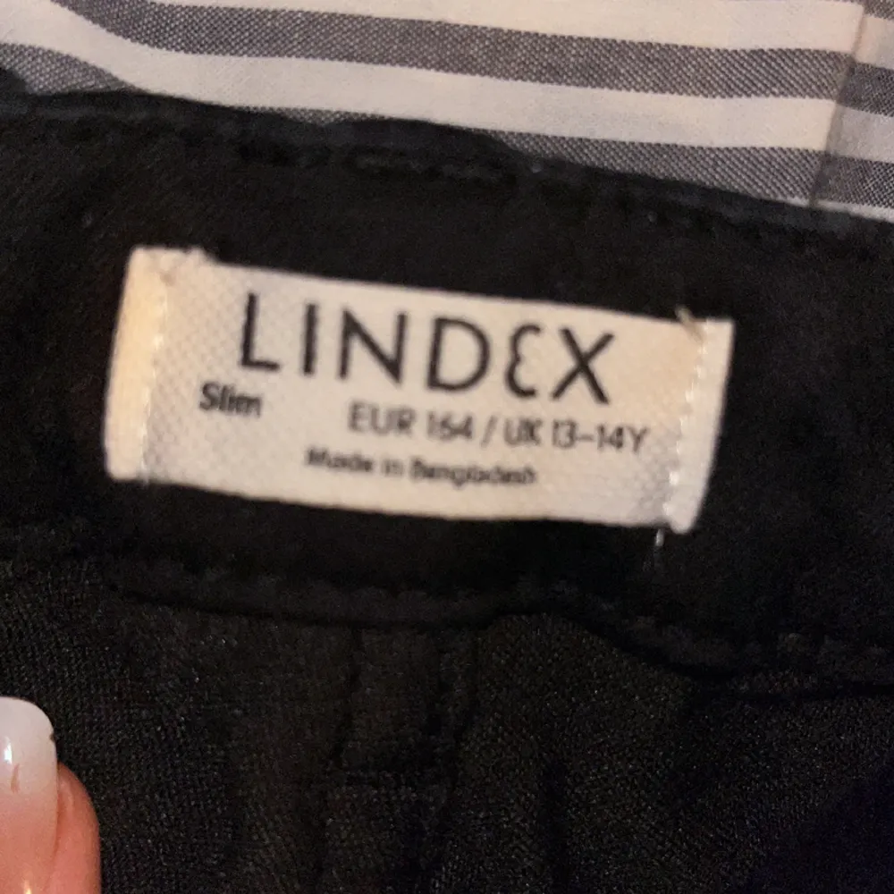 Säljer ett par jätte fina svarta flared jeans från Lindex. (Passar även 168-170). Jeans & Byxor.