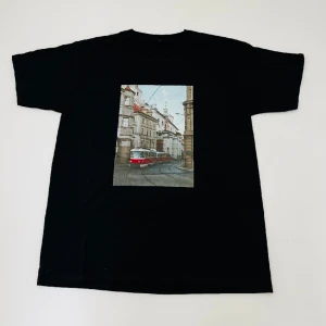 Svart t-shirt, Prague - Oanvänt tröja, köp 2 från min profil för 380kr, 3 för 459