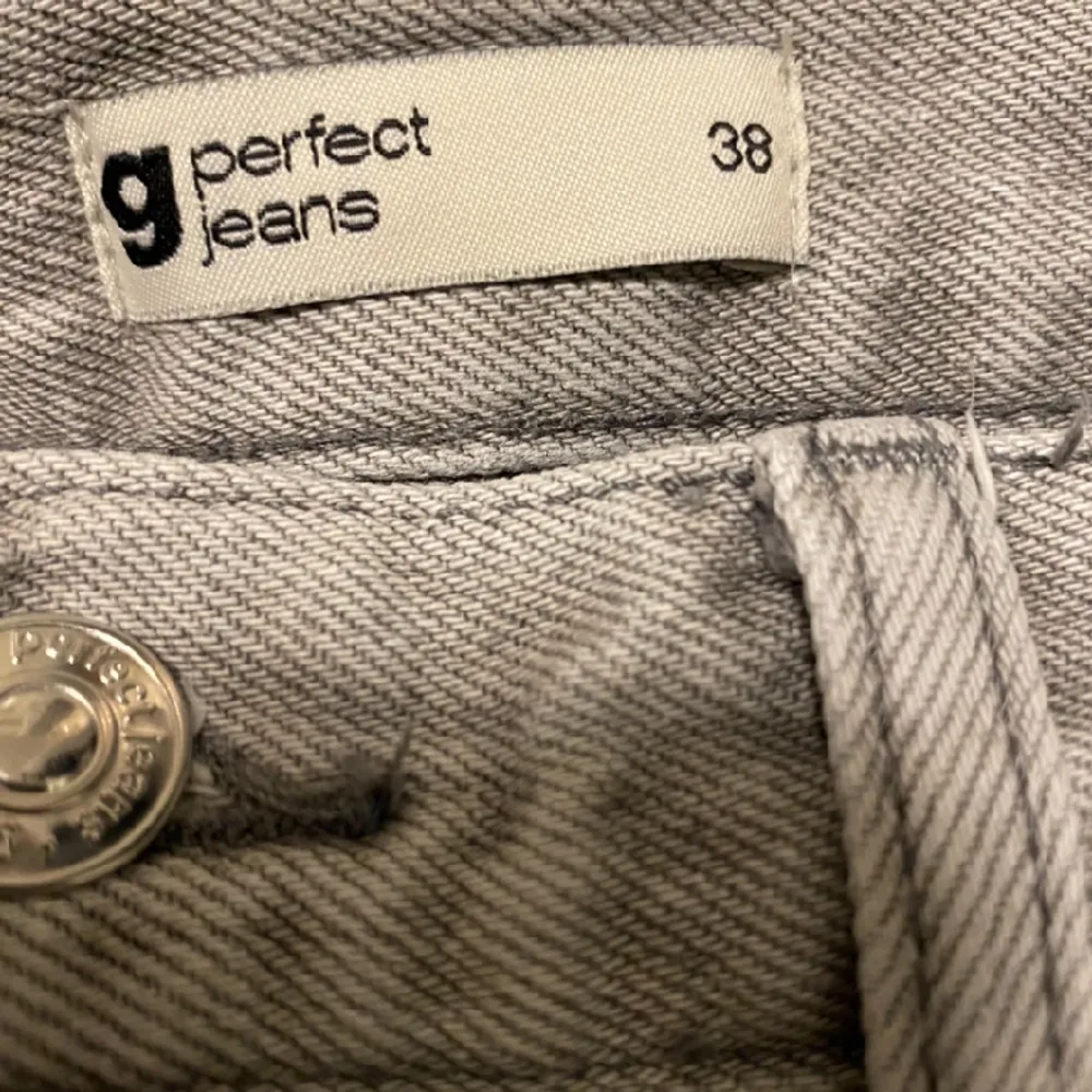 Säljer mina jeans från Gina på grund av för stora🤍bra skick o inte använda så mycket! Nypris 500kr o priser går o förhandla . Jeans & Byxor.