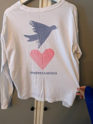 Långärmad tröja Levis  - Jätte fin Långärmad tröja från Levis med blekta tryck och texten ”understanding” på baksidan. (Frakt tillkommer)