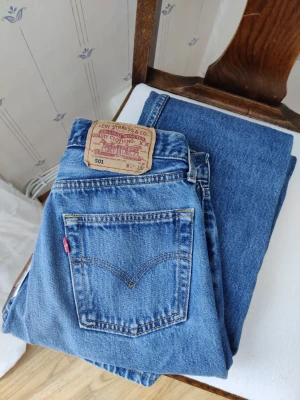 Vintage Levi's 501 - Vintage Levis. Storlek 28/32, passar någon runt storlek 25 i dagens mått. Jag på bild är 170 cm lång.