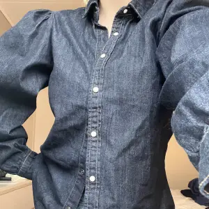 Jättefin jeansskjorta ifrån Only med puffärm! Den är helt oanvänd och har super skönt material !!🤍