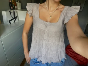 Zara topp  - Så fin grå/beige topp från zara. Superbra skick, stolek S